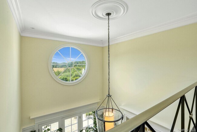 Building Photo - 10 Horse Meadow Ln