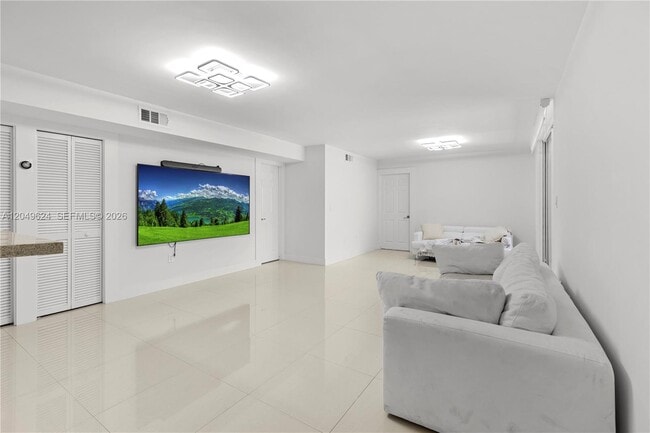 Building Photo - 2457 Collins Ave