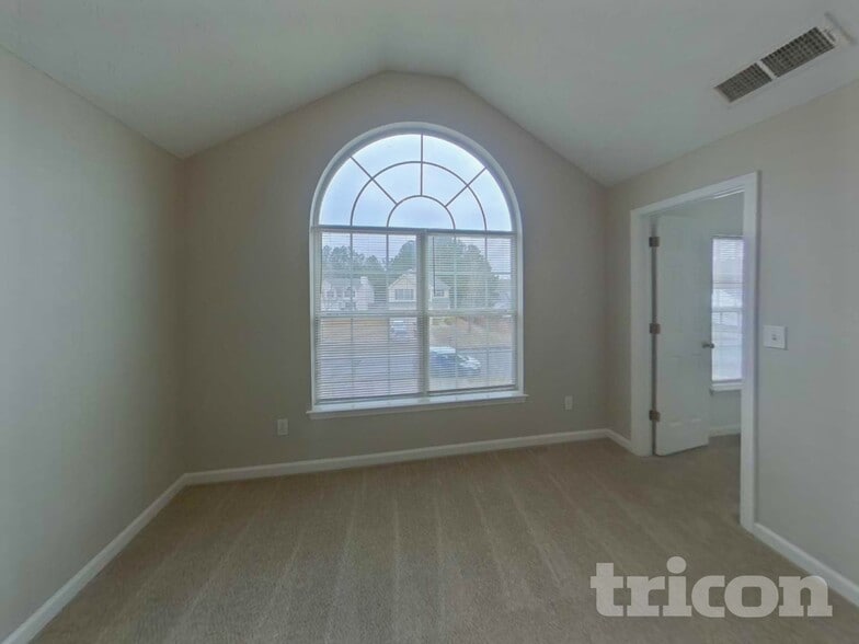 Building Photo - 3250 Diamond Blf