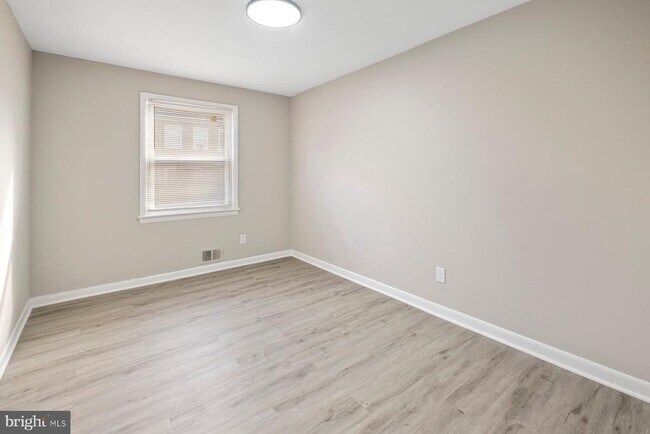 Building Photo - 883 Bellevue St SE