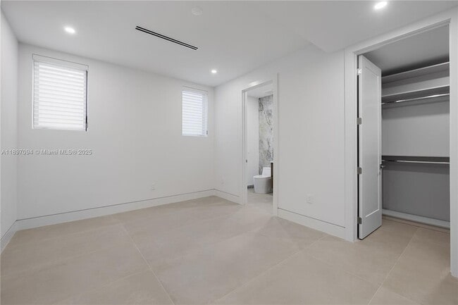 Building Photo - 807 SW 12th Ave