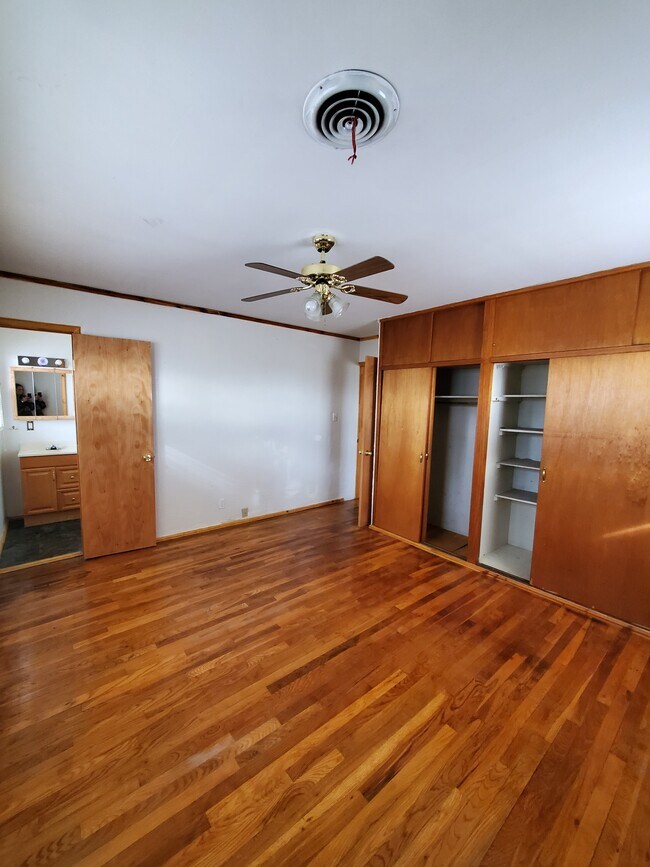 Master bedroom/ half bath - 121 Warwick St