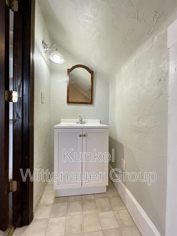 Building Photo - 614 W Monroe St