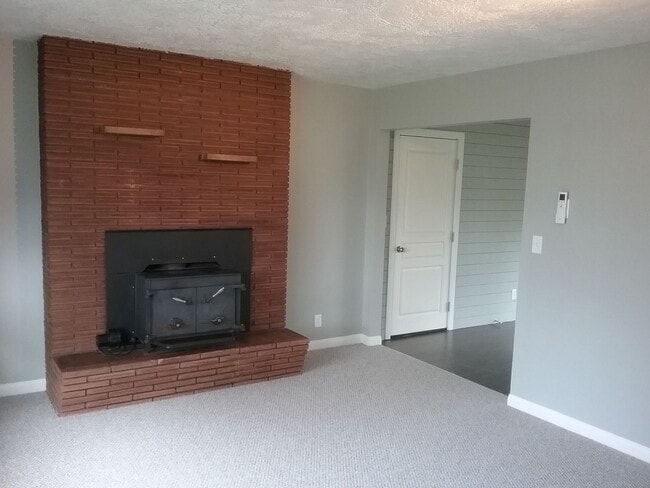 Building Photo - Updated Three Bedroom Home in Keizer