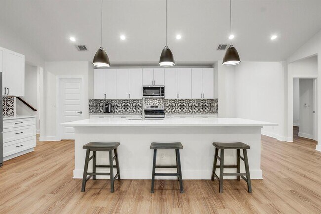 Building Photo - 6509 Shady Ln