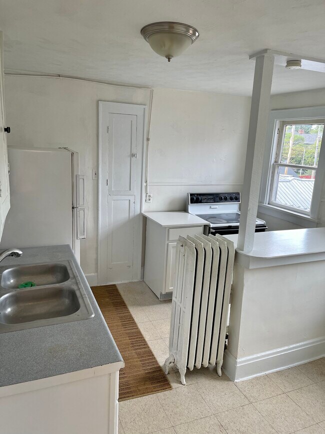 Building Photo - 324 E Paint St