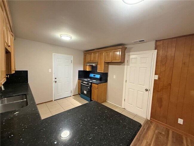 Building Photo - 505 Newport Dr W