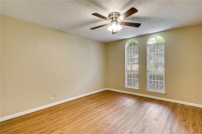 Building Photo - 12401 Knoll Ridge Dr