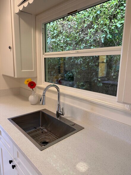 Building Photo - 647 Brooks Ave