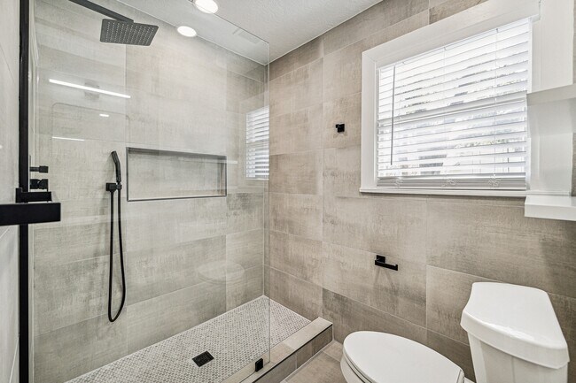 Building Photo - 801 Woodcrest Dr