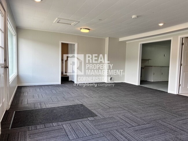 Building Photo - AVAILABLE NOW!! 3 Bedroom Home with Huge Y...