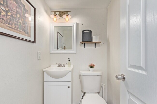 Building Photo - Lovely Three bed / Two bath for rent