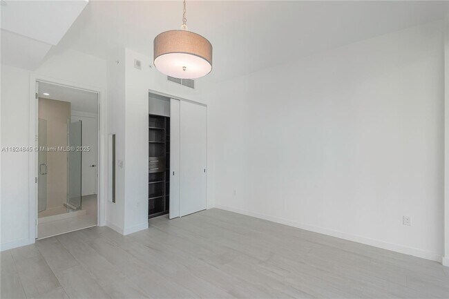 Building Photo - 2831 S Bayshore Dr