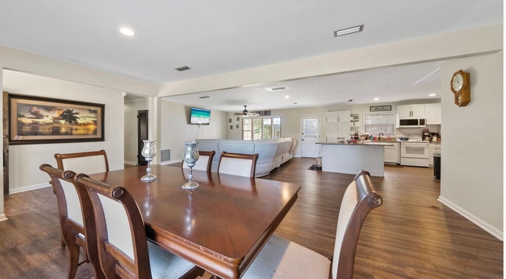 Building Photo - 1018 W 12th St