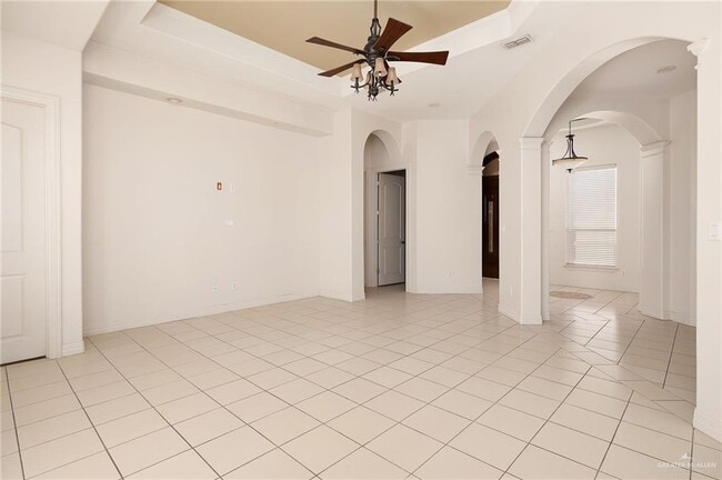 Building Photo - 12 Hackberry Ave