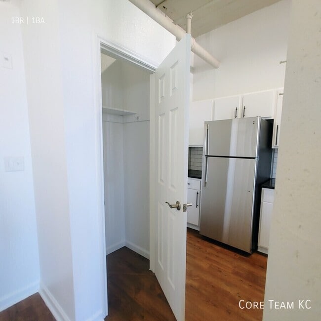 Building Photo - 320 W 7th St