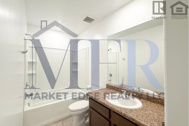 Building Photo - 4Bed/4Bath House w/2 Car Gar in Tucson! $1...