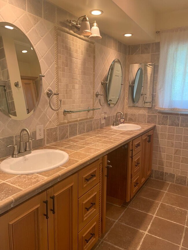 Building Photo - Gorgeous Two Story /Five Bedrooms in Burbank With Fantastic Views!!!