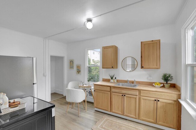 Building Photo - Lovely 1-Bedroom Unit in the heart of Spokane