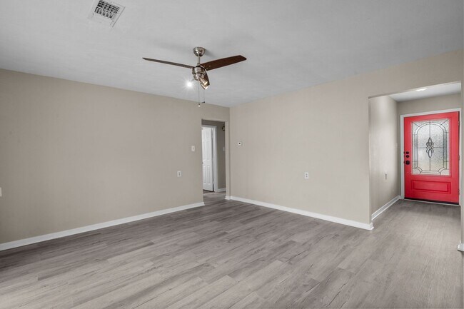 Building Photo - Great 3 Bedroom close to the Beach!
