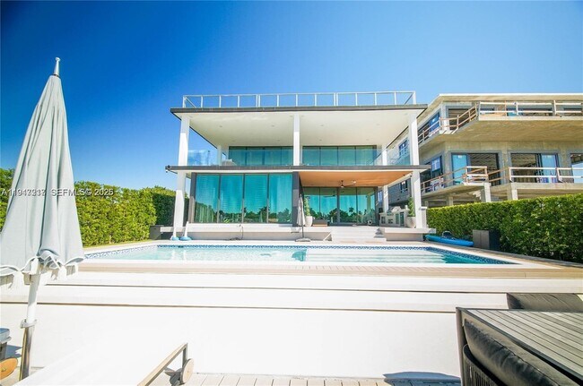 Building Photo - 7520 W Treasure Dr