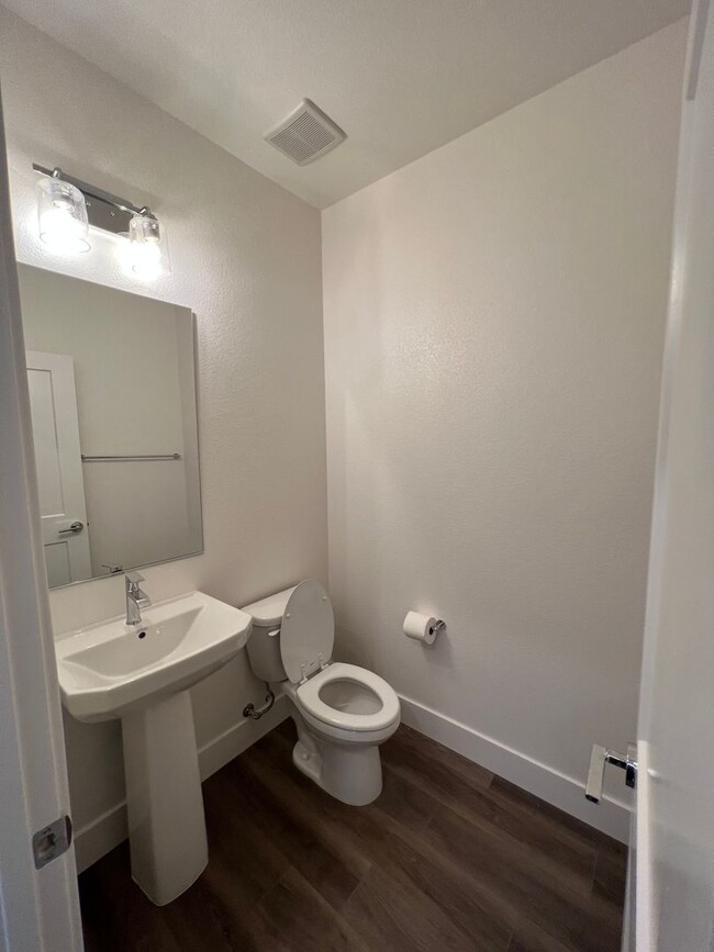 Building Photo - Gorgeous Nearly New Home With 4 Bed, 2.5 b...