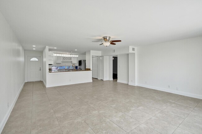 Building Photo - 1717 N Riverside Dr