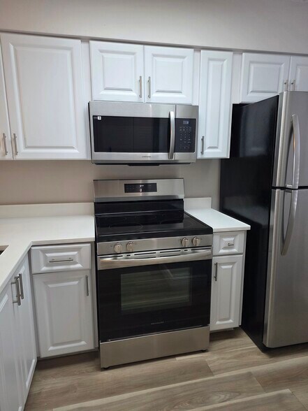 Stove - 2222 N Cypress Bend Dr