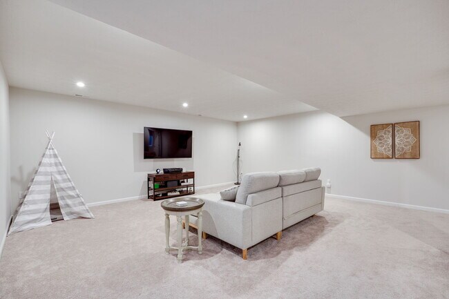 Building Photo - 194 Cresting Rd