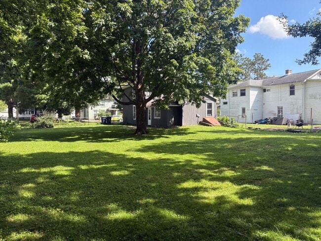 Building Photo - SPACIOUS 4 BEDROOM HOME READY TO WELCOME YOU
