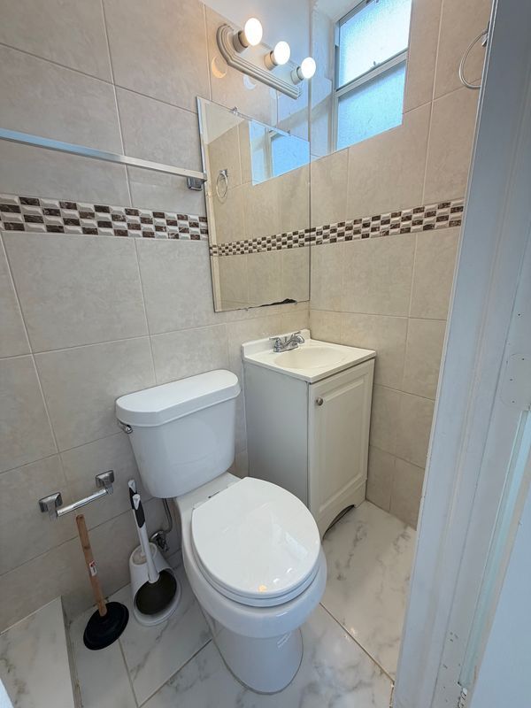 Building Photo - 912 NW 9th Ave