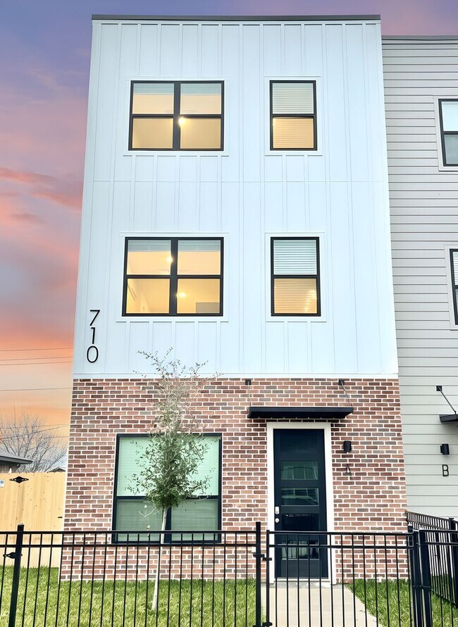 Building Photo - 710 Vassar Ct