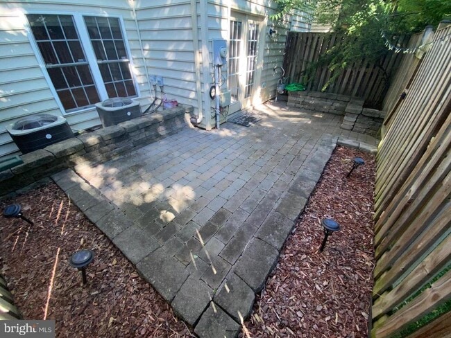 Building Photo - 5989 Meadow Brook Dr