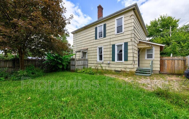 Building Photo - 673 E Sycamore St