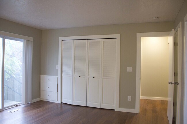 Building Photo - 2bed/2bath, W/D in unit, garage, and all d...