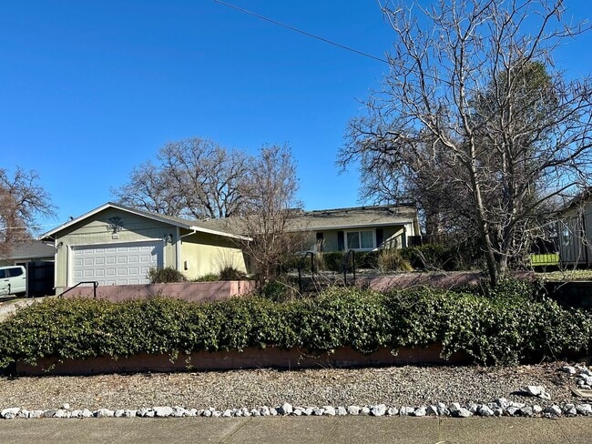 Building Photo - Charming Home with Open Floor Plan in West Redding