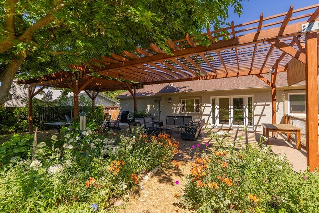 Building Photo - 1113 Sunnyglenn Ave