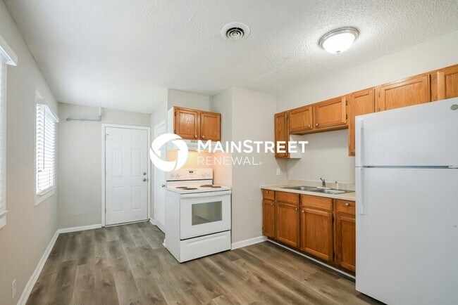 Building Photo - 2 Bedroom Pet-Friendly Home in Indianapolis, IN with Main Street Renewal