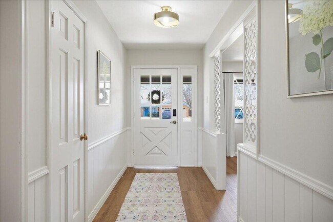 Building Photo - Charming one-of-a-kind 4 Bedroom Home