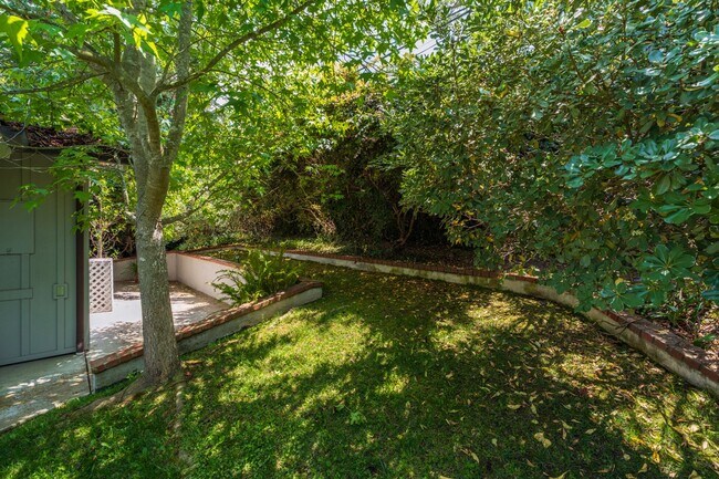 Building Photo - Valmonte 3 bed/3 bath Home plus guest house.