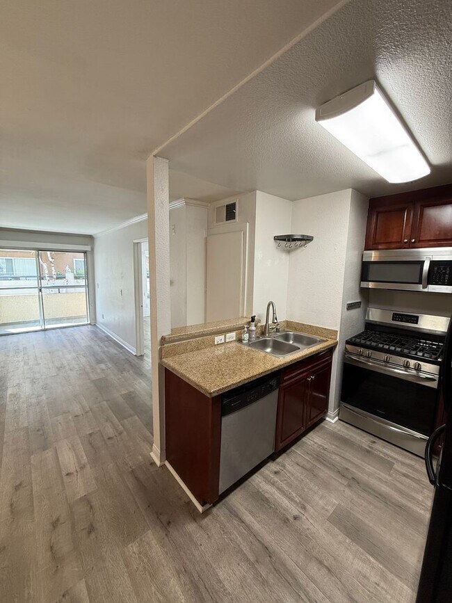 Building Photo - Modern 1BD/1BA Condo at The Met Warner Center! Ready for Move-In!