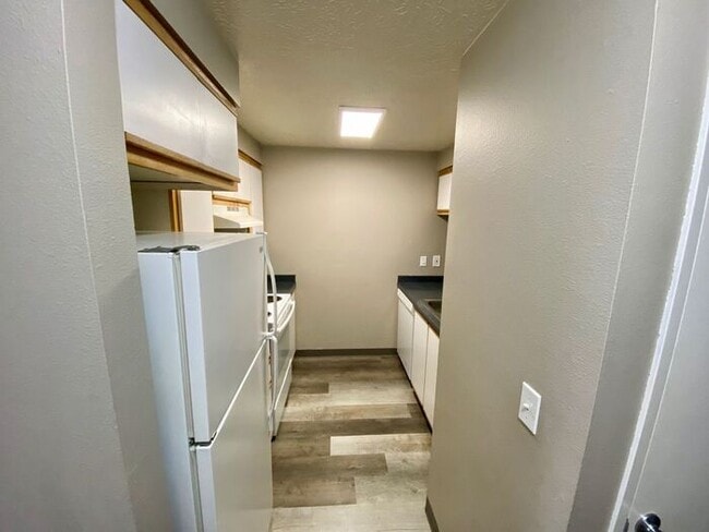 Building Photo - 2 bedroom unit. Pets OK! Lots of upgrades!...