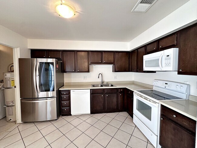Building Photo - 3 BEDROOM 2.5 BATH TOWNHOME