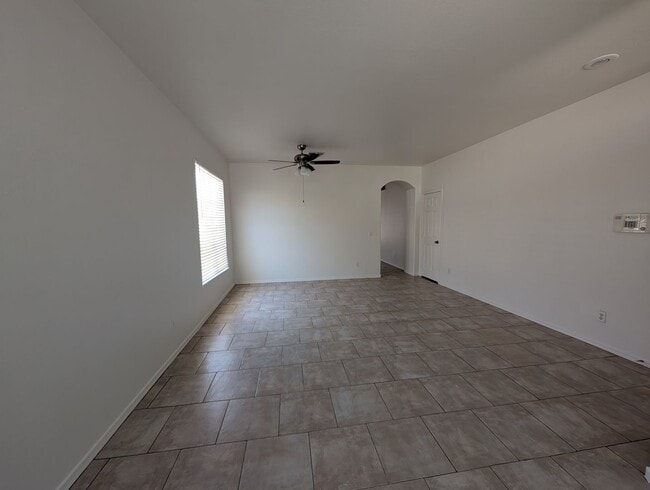 Building Photo - 3 Bedroom 2 Bathroom in Executive Palms Su...