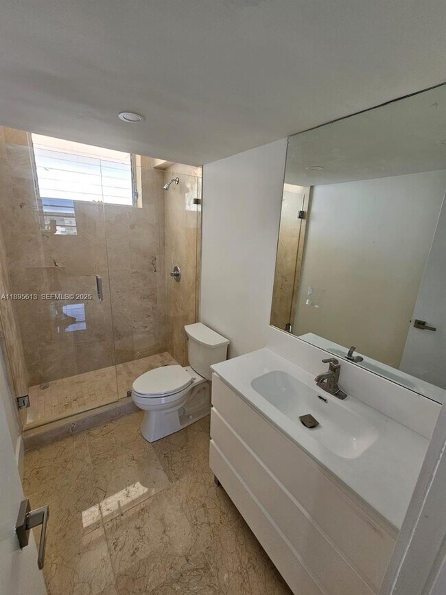 Building Photo - 2905 Point E Dr