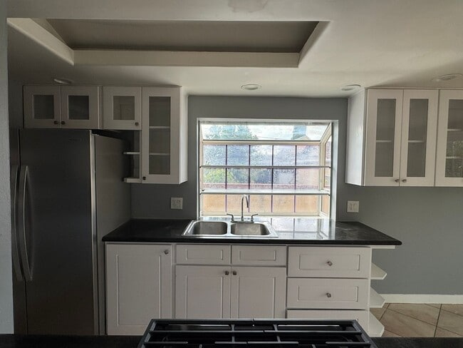 Building Photo - BEAUTIFUL TWO BEDROOM/ONE BATH HOME!