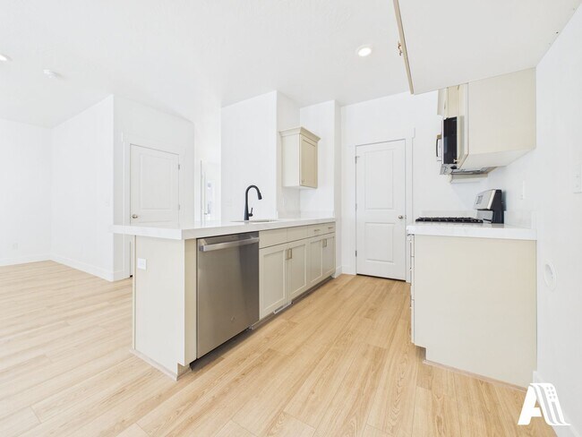 Building Photo - 453 E 650 N