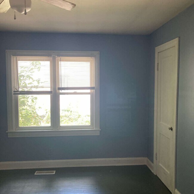 Building Photo - 2710 Lindsey Dr