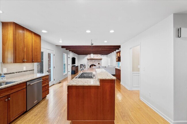 Building Photo - Spacious Home with Fenced Yard Exclusive Access to Hethwood Amenities