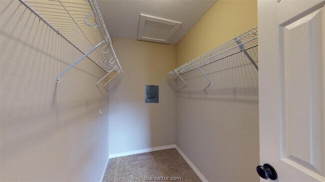 Building Photo - 904 University Oaks Blvd